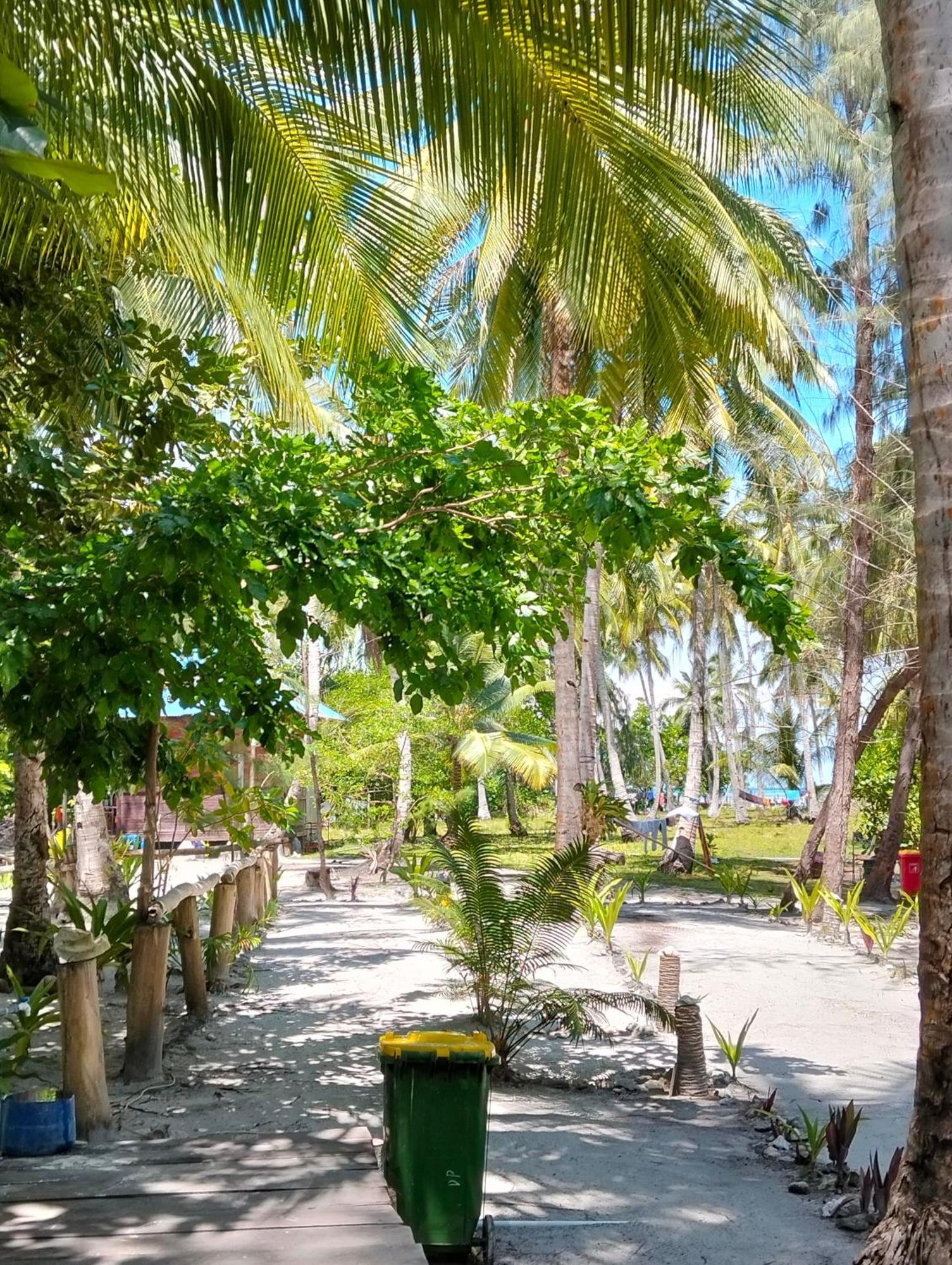 Meos Ambower Homestay Raja Ampat Fam Exterior photo